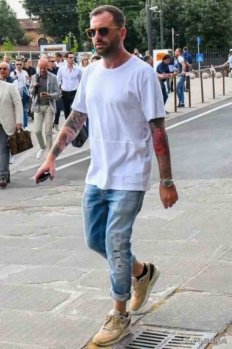 男士黑色t恤搭配什么颜色牛仔裤,男士白色t恤配什么颜色牛仔裤