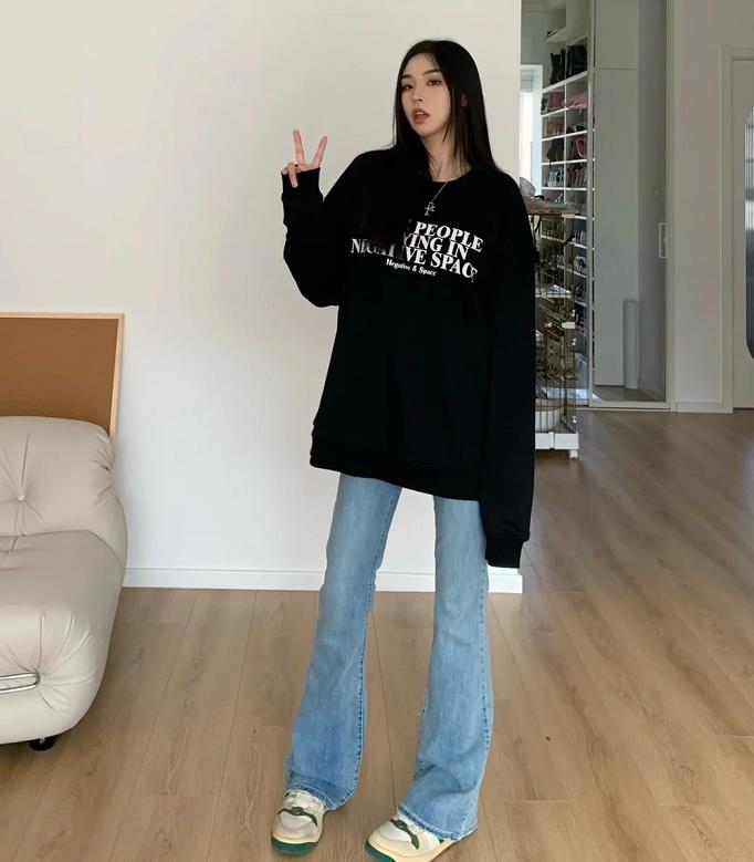 牛仔裤配什么鞋子好看又好搭,阔腿裤牛仔裤搭配什么鞋子好看