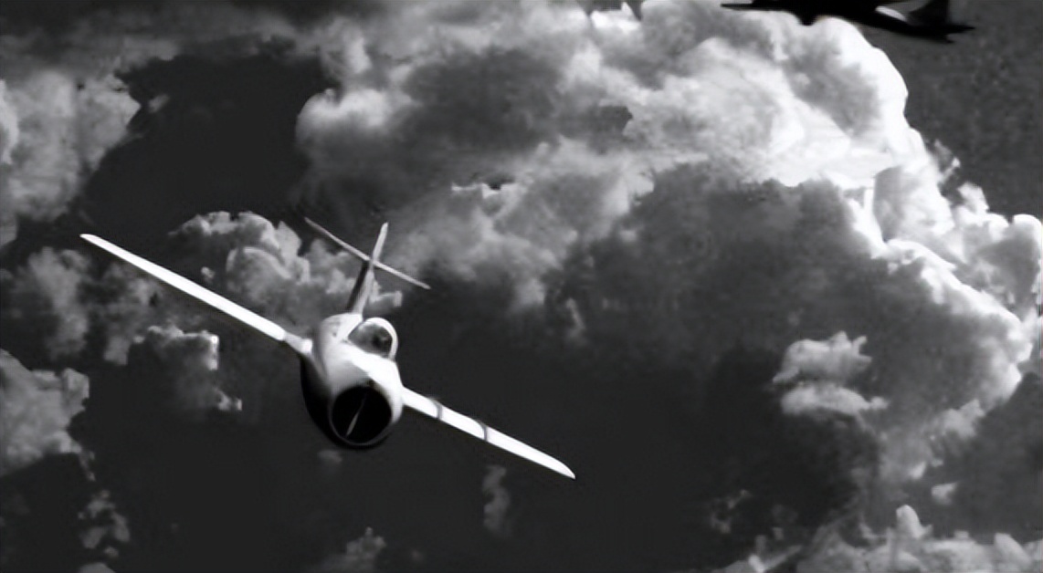 你爱人在做什么？刘亚楼回答后，毛主席潸然泪下：不准再说这种话