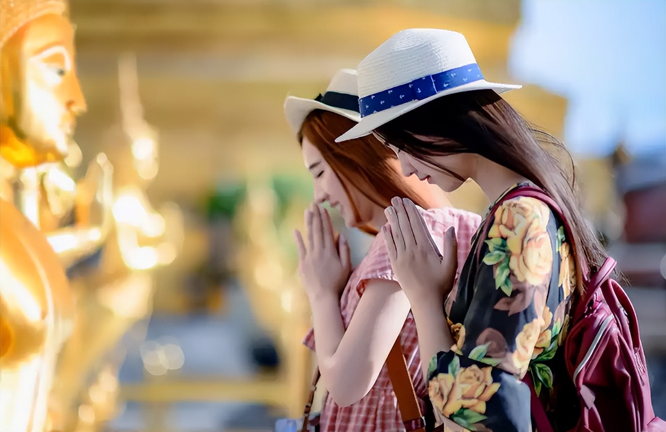 曼谷街头惊现很多中国籍,曼谷街头熙熙攘攘的人群