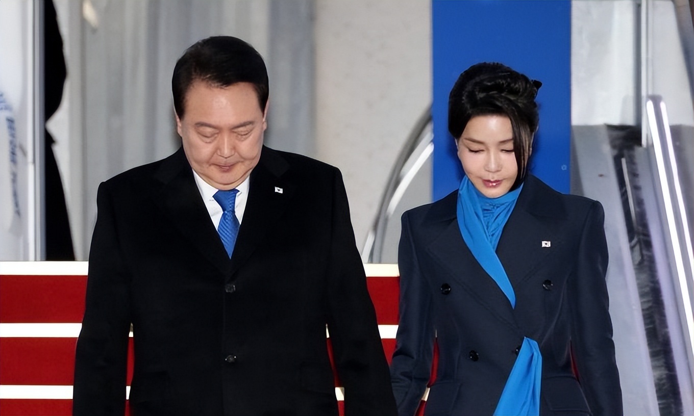 韩第一夫人穿军装,韩第一夫人着装