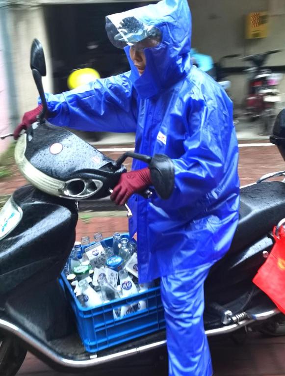 女儿被泼饮料妈妈遭羞辱,因为打翻牛奶被妈妈辱骂