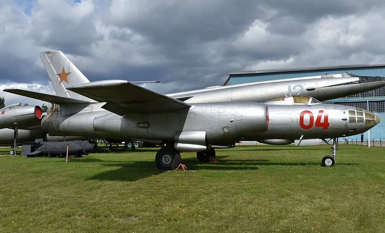 空军中尉落地台湾，看到荷枪实弹的国军包围过来，朝自己头部开枪