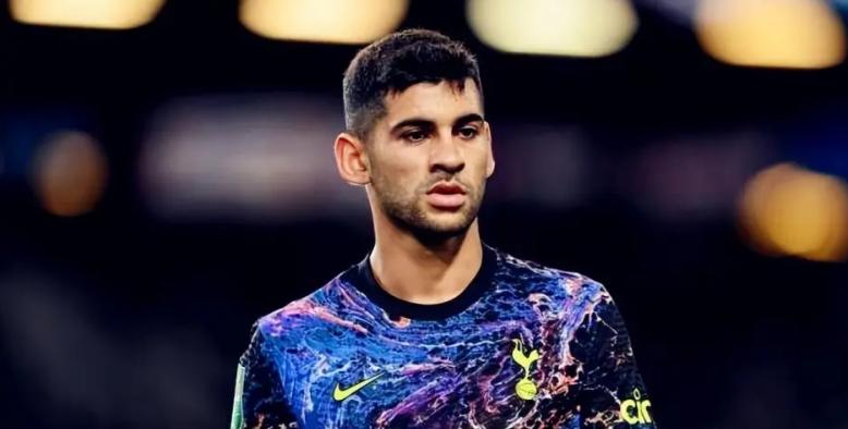 现实版美女与野兽！阿根廷后卫娇妻似芭比娃娃，育有1娃生活甜美