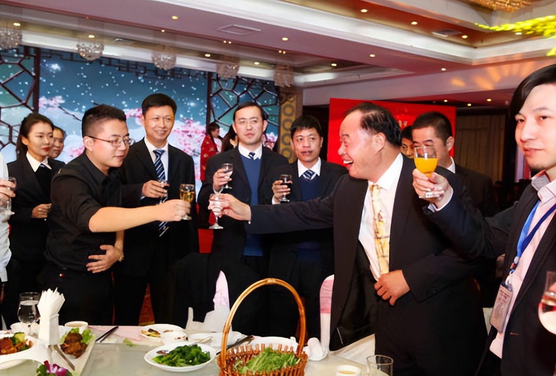 男子参加朋友婚礼随礼,男子给新婚朋友随礼20万