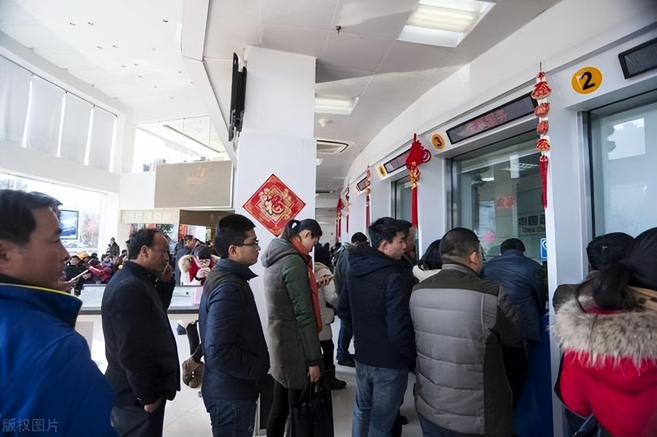 银行分次取款5万元以上的规定,去银行柜台取钱给错数目了谁负责