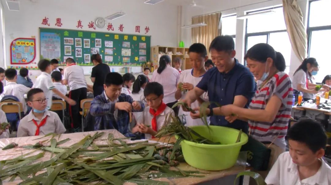 包粽子让孩子感受端午的气氛,小学生端午节包粽子活动美篇