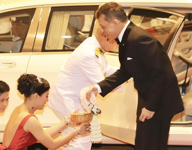 泰国拉玛十世王后照片,泰国国王拉玛十世图片