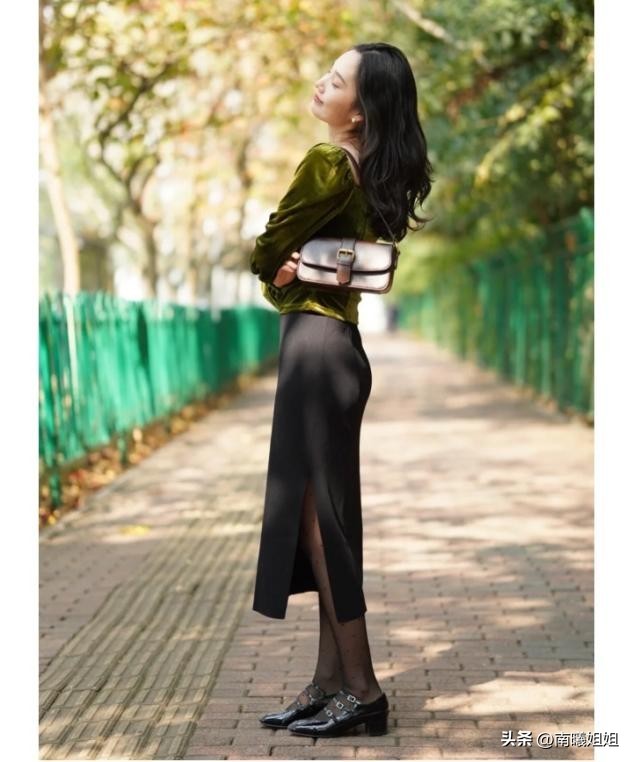 适合微胖女生的玛丽珍鞋款式推荐,玛丽珍鞋搭配过膝黑丝蓝色仙女裙