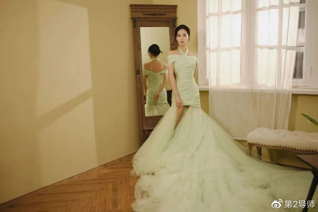 微博之夜红毯红色礼裙造型,微博之夜明星都有几套高定