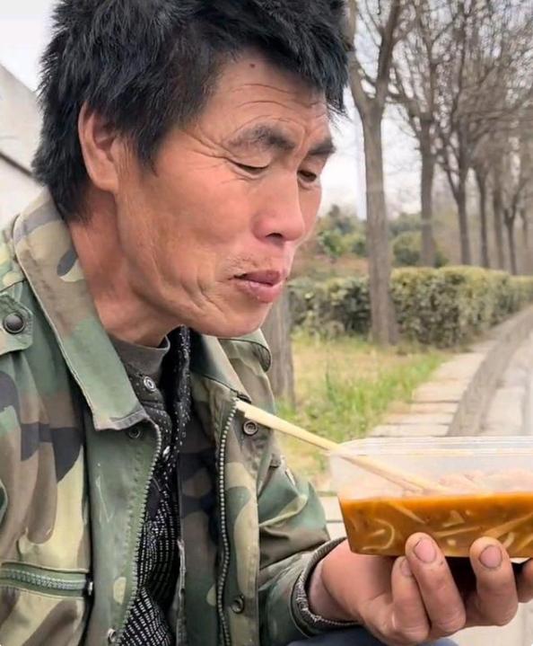 河南男子打工吃饭睡桥洞,郑州五旬大叔外出务工住桥洞