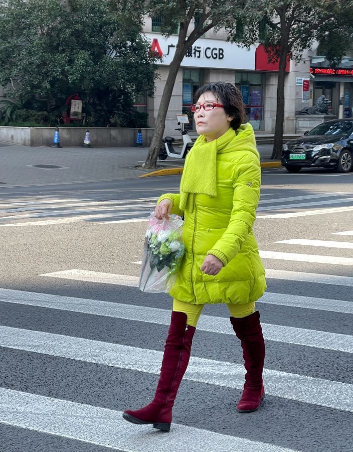 女人上了年纪也别穿得太土,40岁女人穿这几种颜色很土