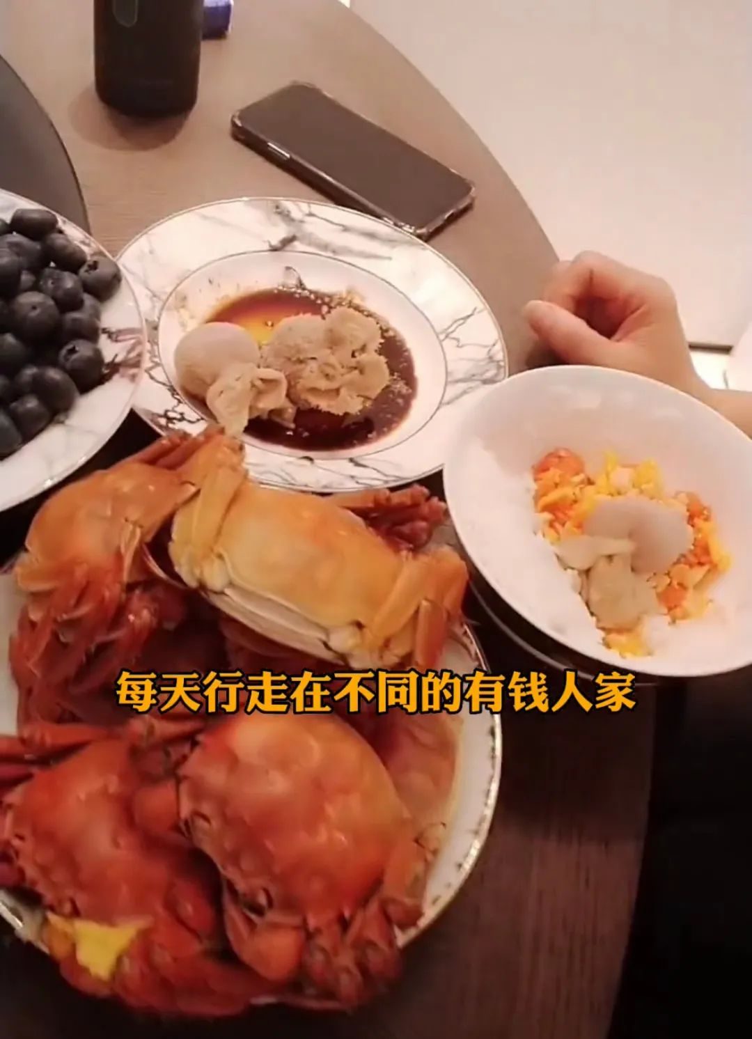 深圳保姆揭露富豪奢侈生活：“有钱人，和你想的不一样”