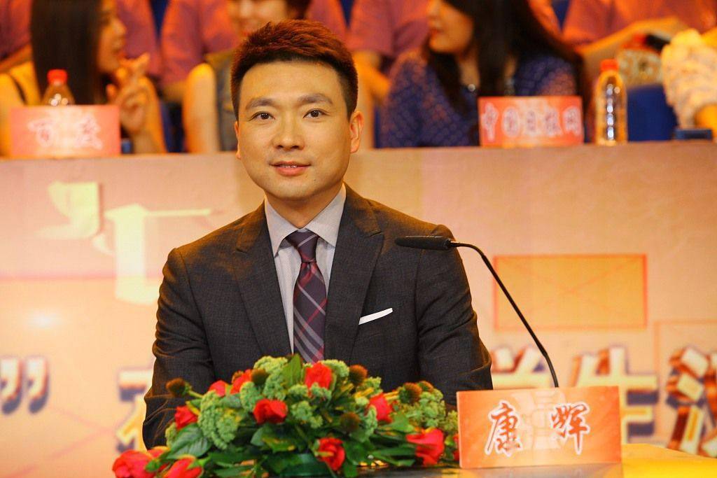 央视主持换血：刚强接替康辉的主持位置！