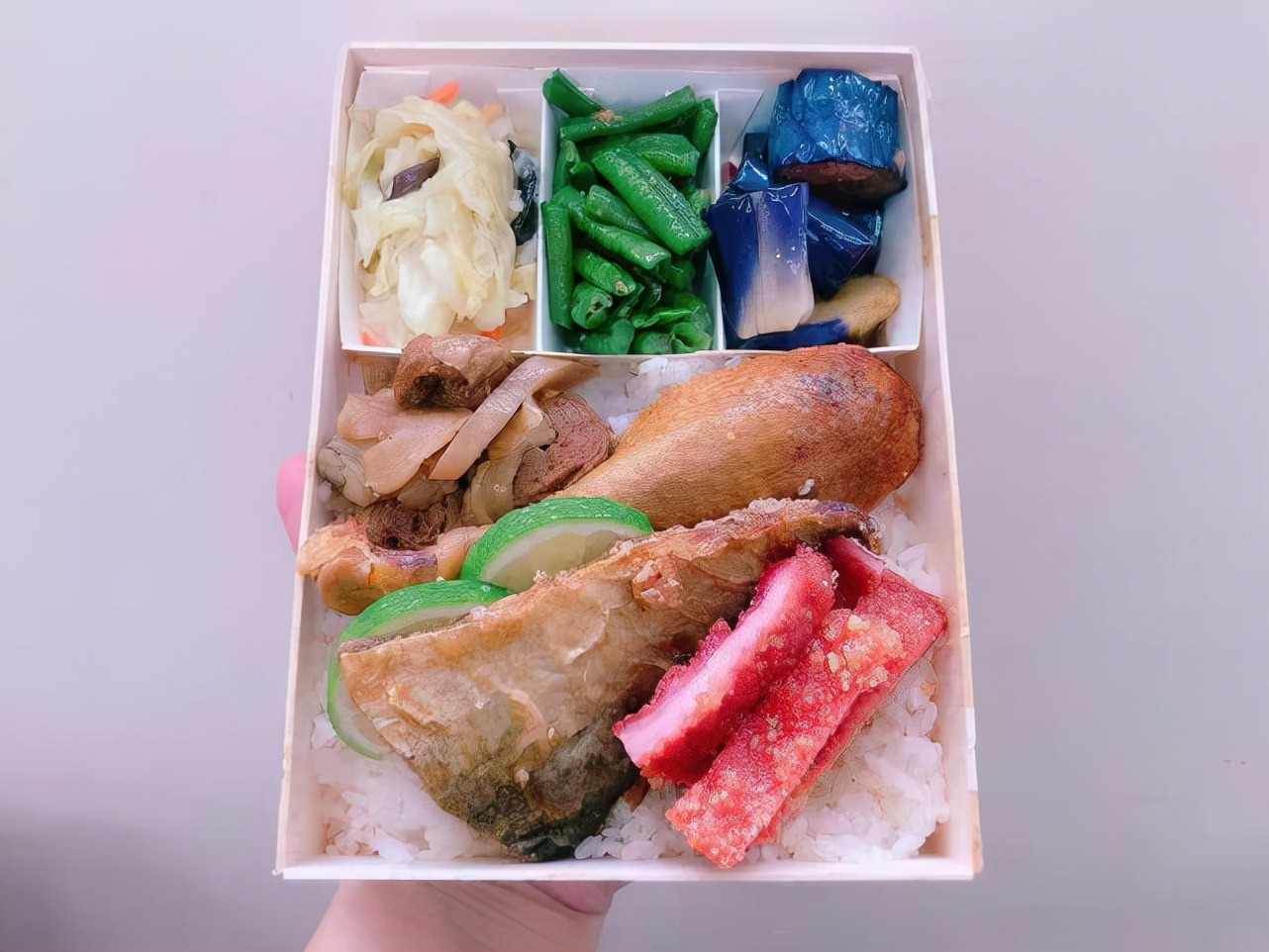 他崩溃：木盒便当吃到最后，饭粒很难挖干净！网民分享正确吃法