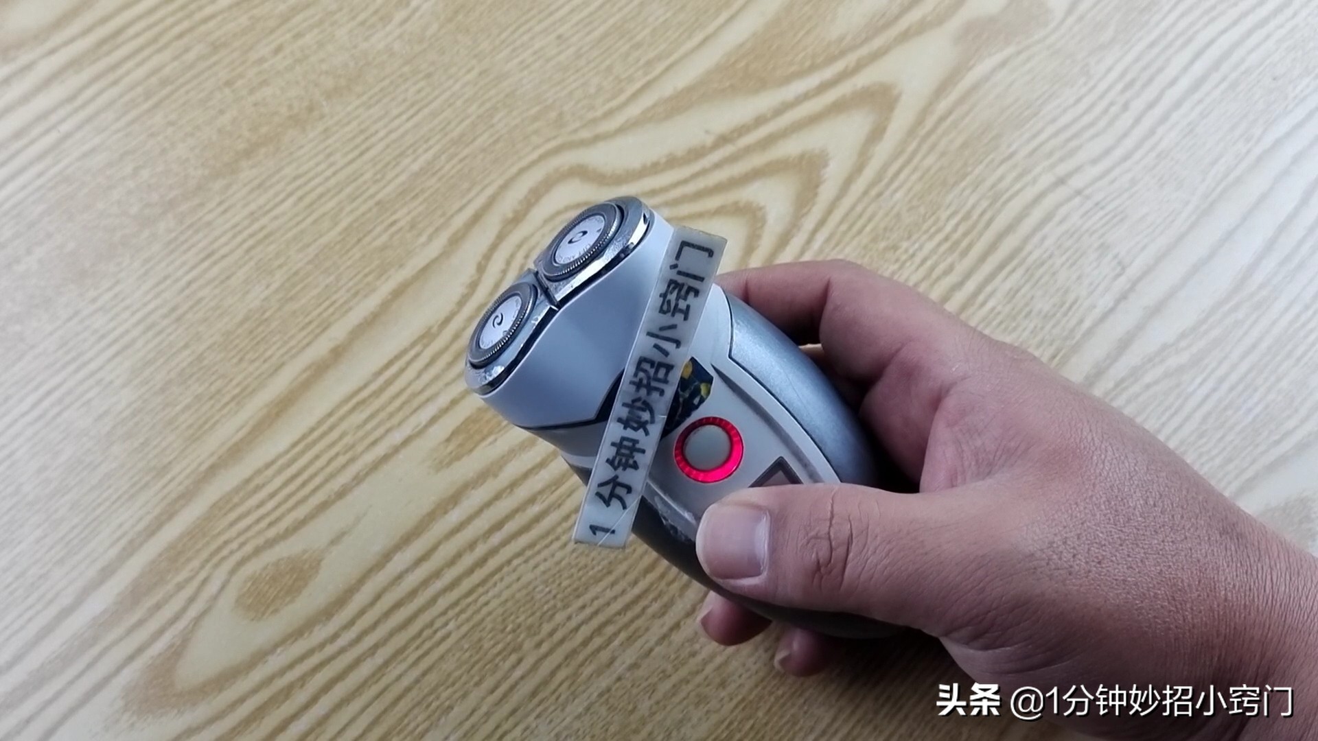 剃须刀钝了不要扔只需一张纸,剃须刀片变钝了一秒就锋利了