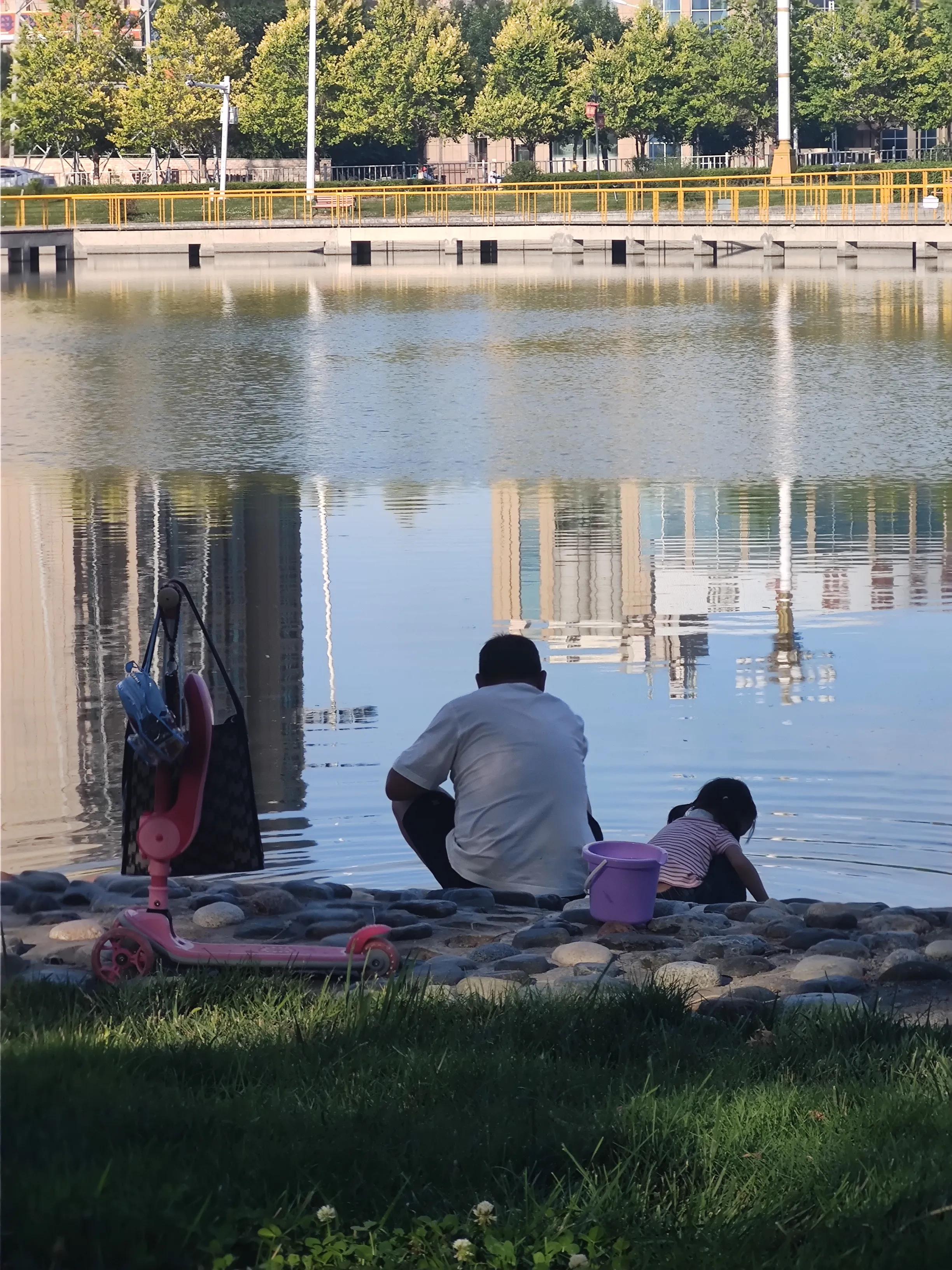 好奇：一个小小凉菜摊关门缘何引发全网关注？