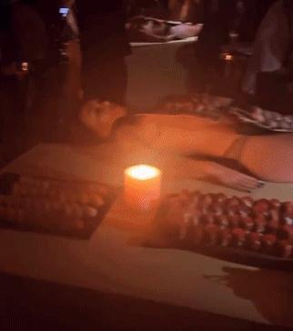 让全裸女模特当餐盘，寿司放身上供宾客享用，9岁女儿也在场