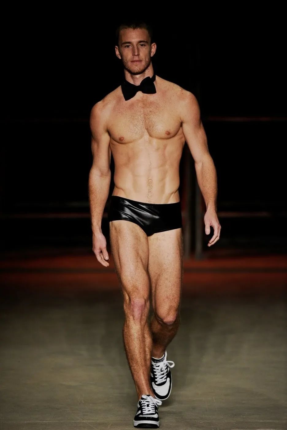 巴西男模特与女友迎接双胞胎，即将走进婚姻殿堂结婚