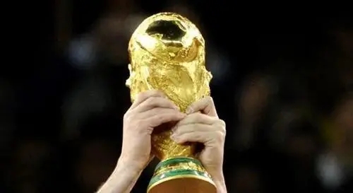 从侏儒症逆袭一代球王,从侏儒症到足球巨人