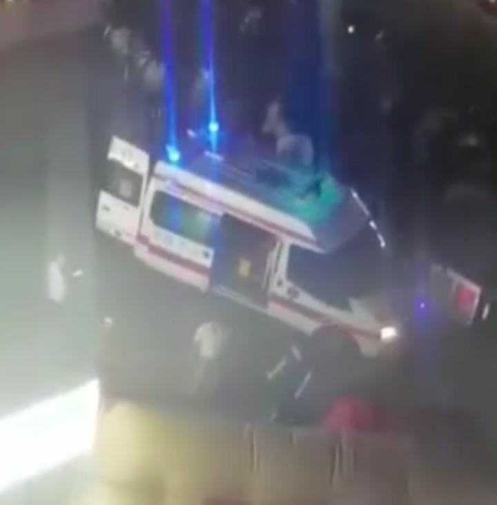 苏州路人起哄男子轻生,苏州小伙在楼顶欲轻生