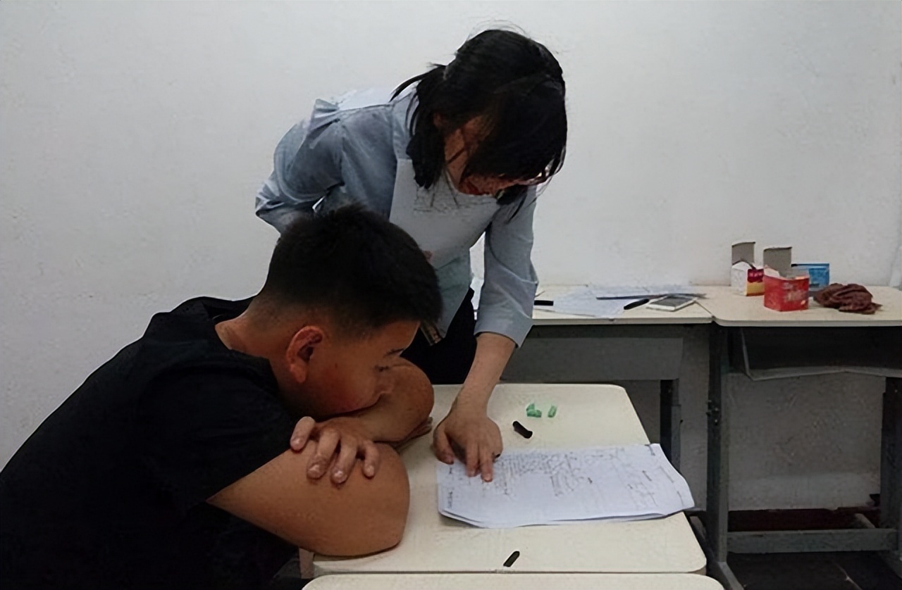 孩子到青春期叛逆就不学了,孩子青春期叛逆期不想读书咋办