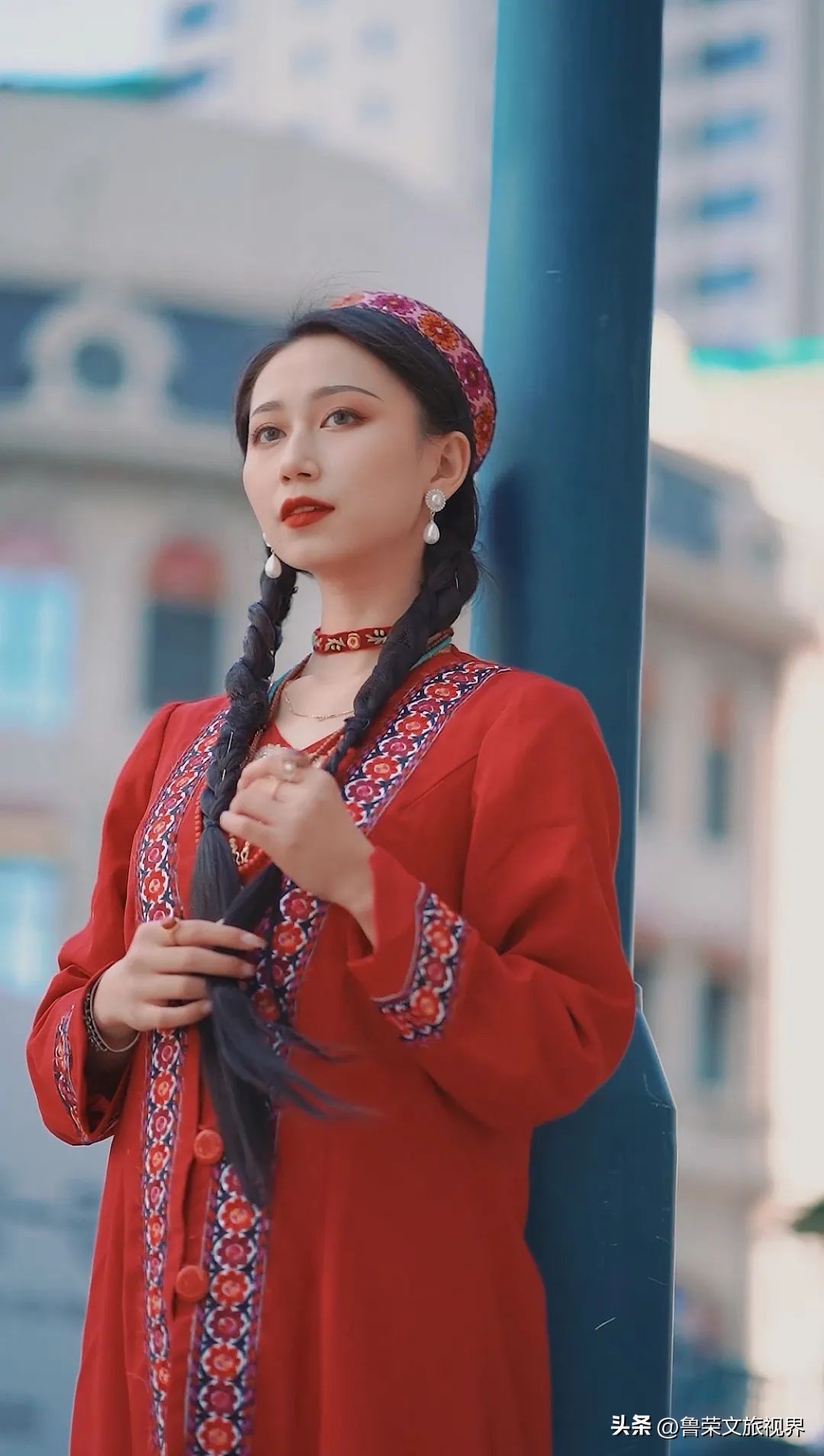 90后湖北姑娘拍56个民族服饰抖音,95后女孩耗时247天拍摄56民族服饰