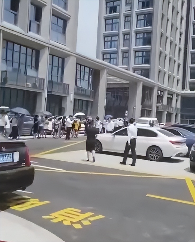 高温挡不住看房热情,高温阻挡不了打卡热情