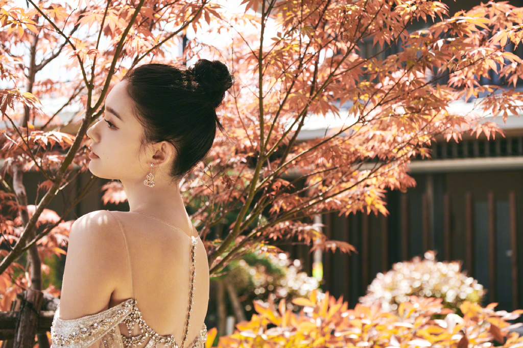 林允一袭黑色吊带深v长裙走红毯,林允粉色镂空长裙造型甜美清新