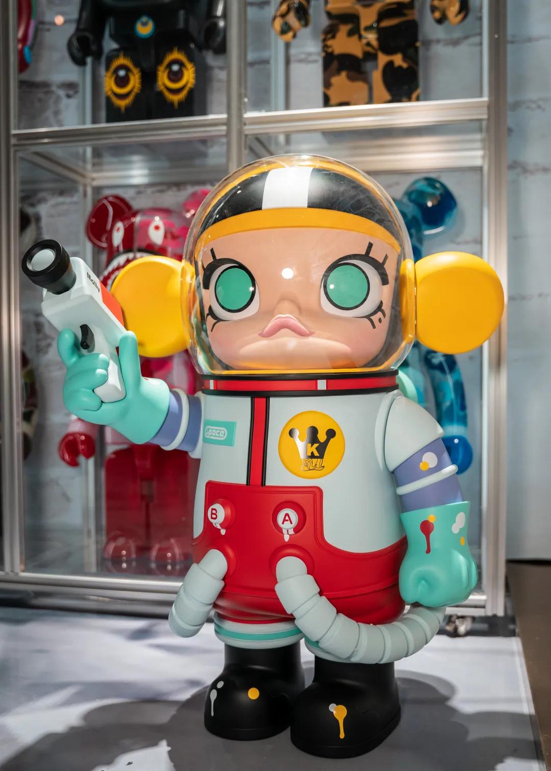 六位数玩偶、30万的AJ，免费送MOLLY，这家潮流店“很来事”