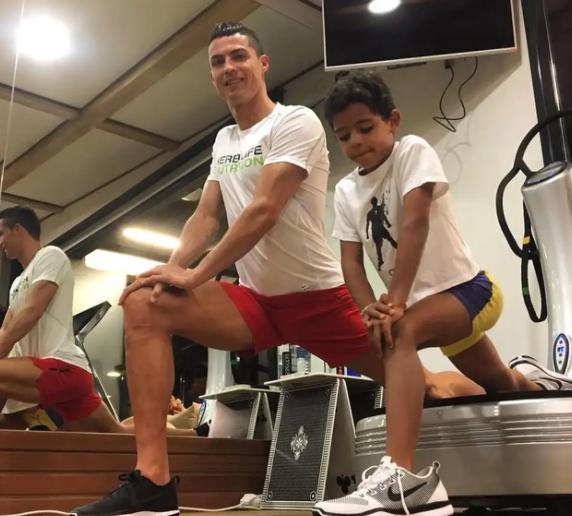 乔治娜晒照庆祝c罗生日,自律c罗范志毅