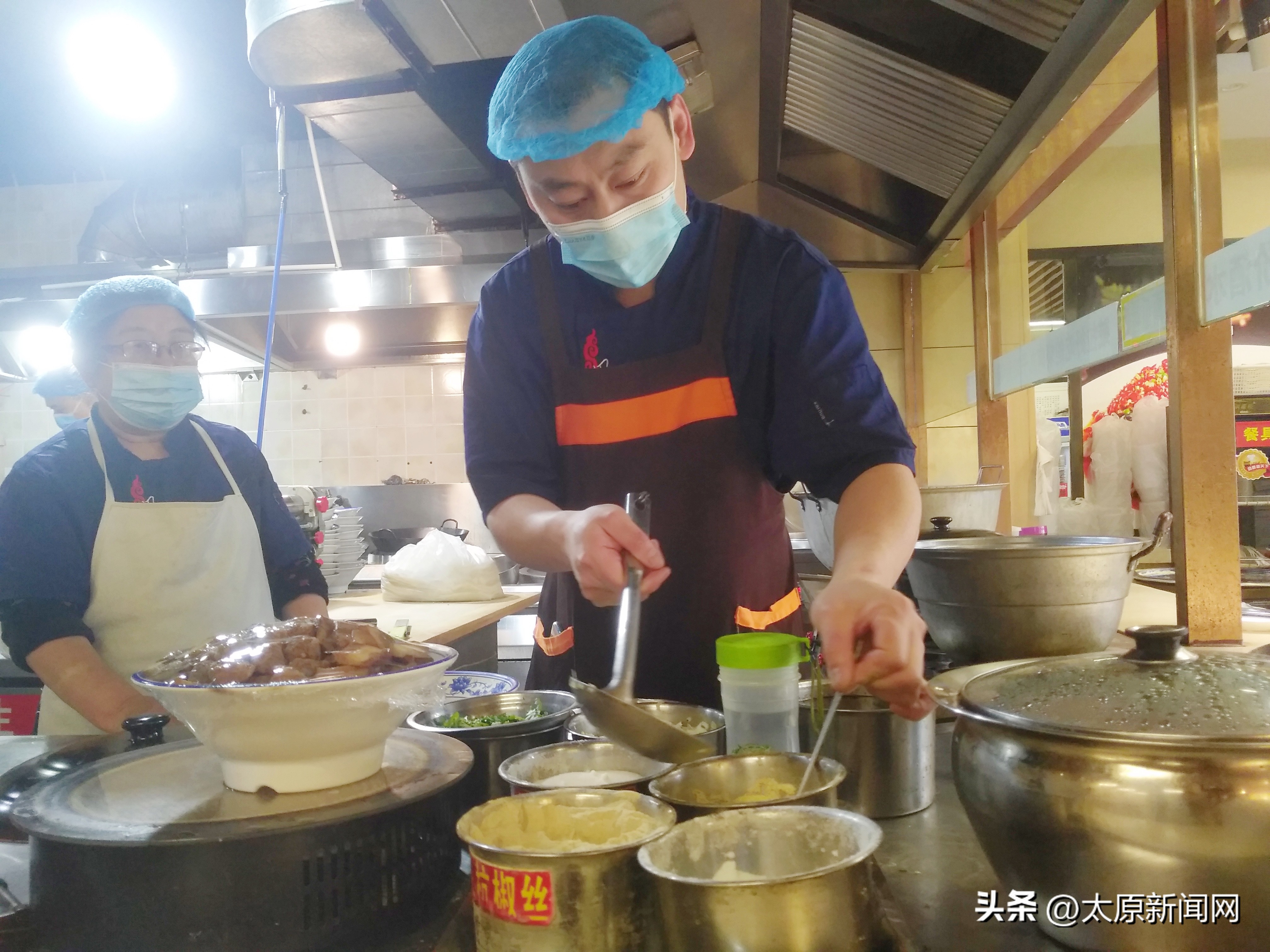 面馆每天给防疫人员送餐,暖心面馆免费给环卫工提供面条
