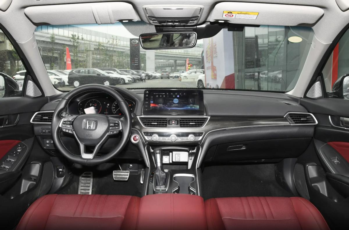 帕萨特对比雅阁哪个更值得买,b级车对决