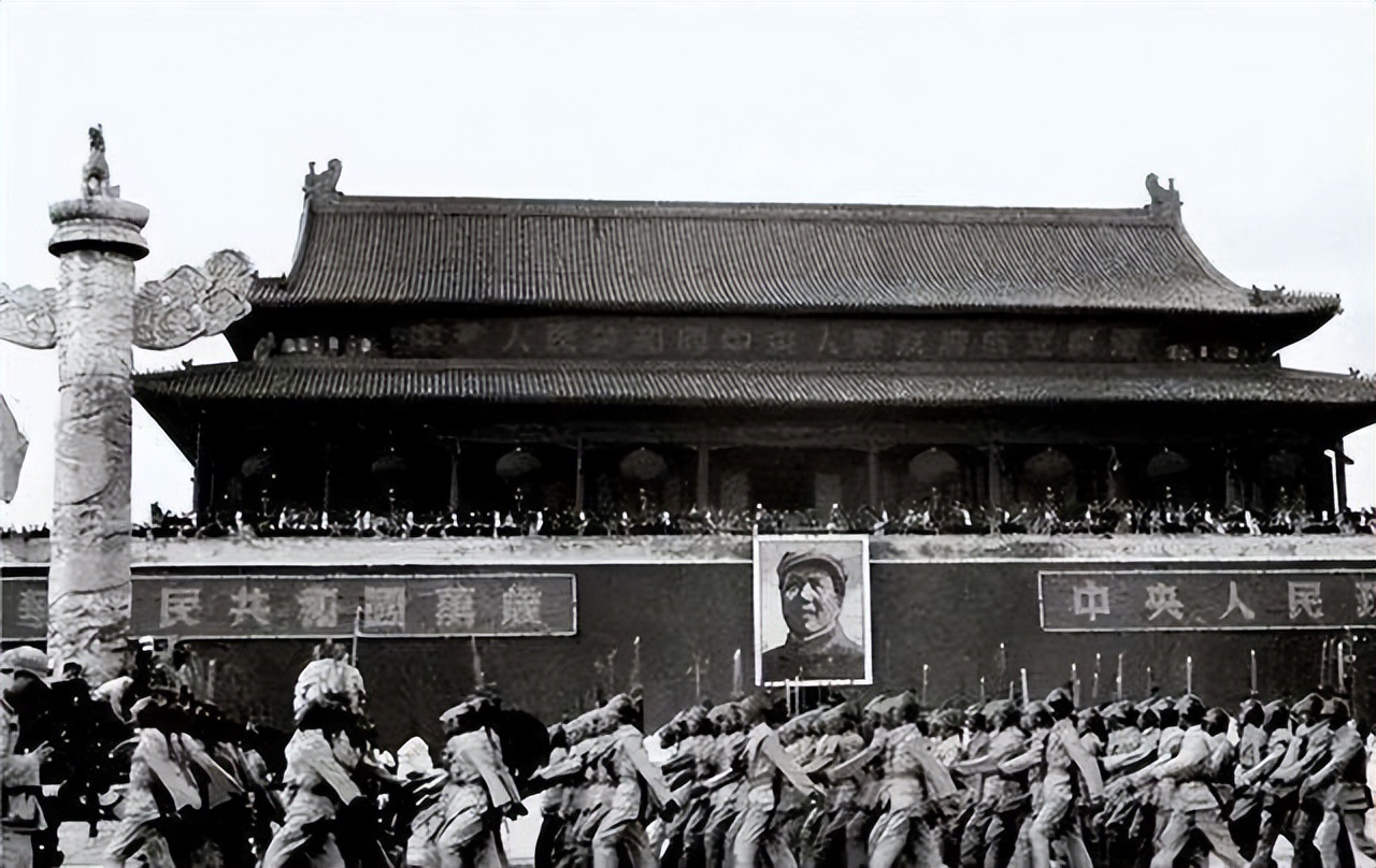 49年征集*旗国**图案，一作品得185票，为何终选仅得15票的五星红旗