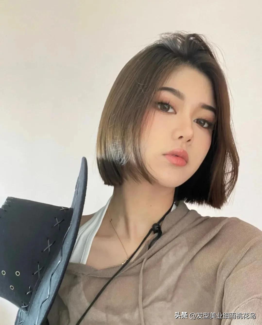 妩媚风情的短发,短发冷艳御姐拍照姿势