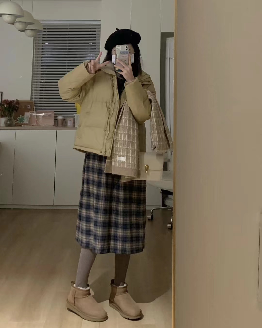 浅蓝色羽绒服怎样搭配黑色半身裙,短款白色羽绒服的最佳搭配半身裙