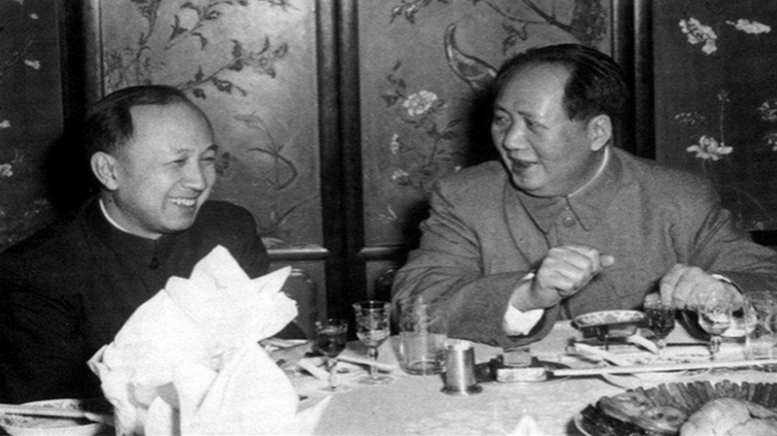 1956年钱学森参加宴会，到场后找不到自己座位，毛主席：坐我身边