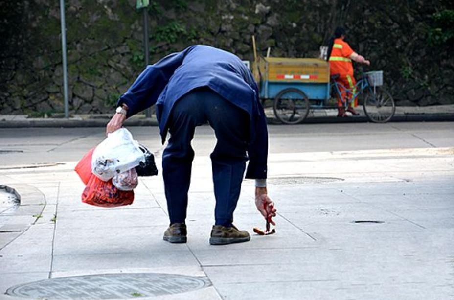 捡烟头真的能赚大钱吗,烟头回收一年利润