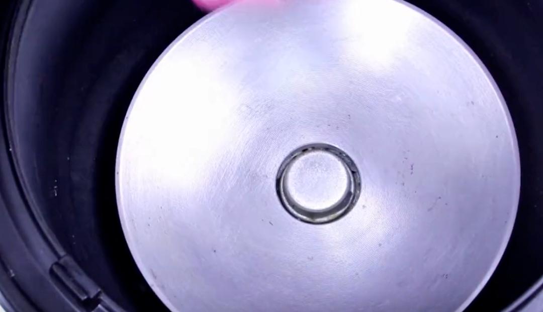 电饭煲的正确使用和清洁方法,电饭煲发热盘下面怎么清理