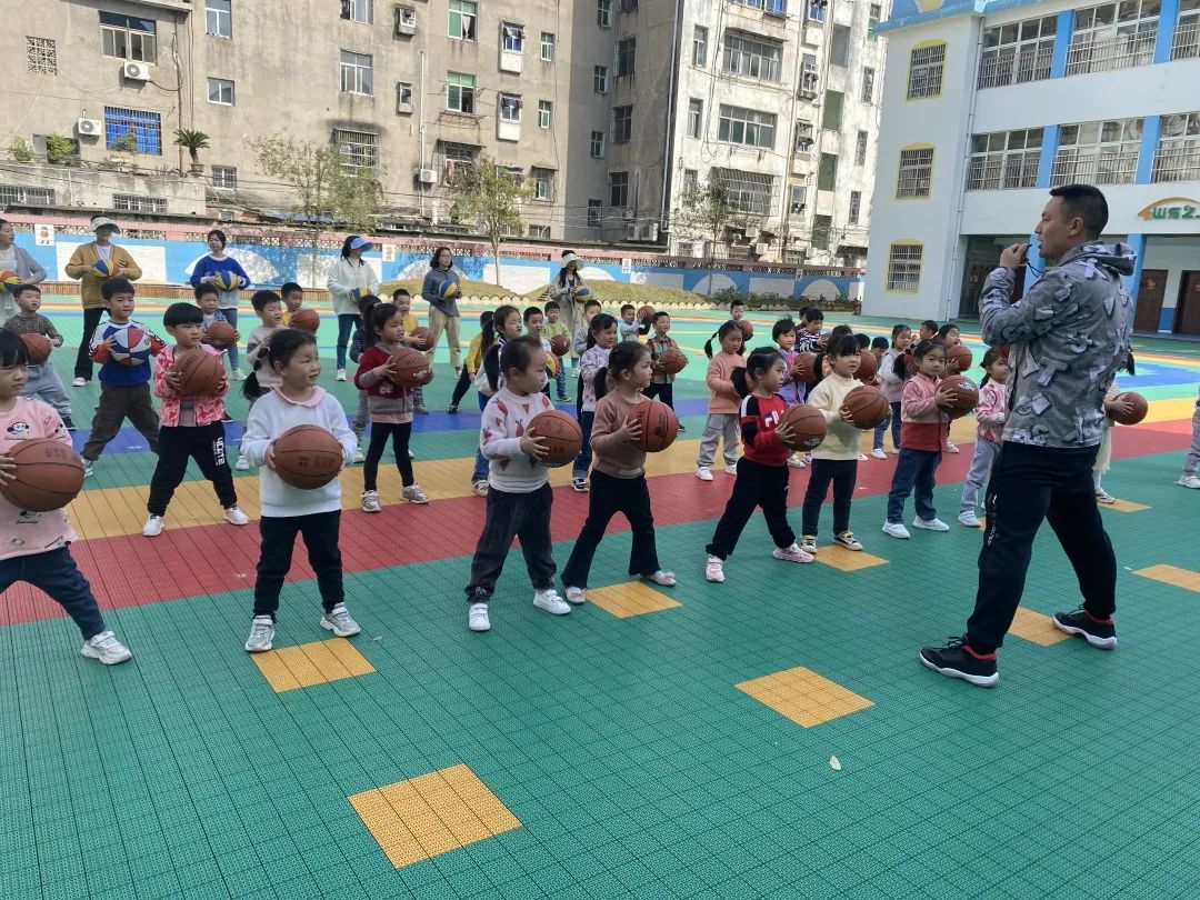 幼儿园篮球普及课进校园,幼儿园篮球特色课家长公开展示