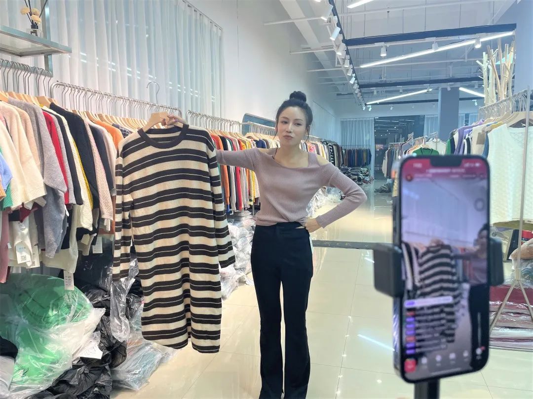 她每天在档口走廊换几百件衣服，“我要挣钱”是唯一信念