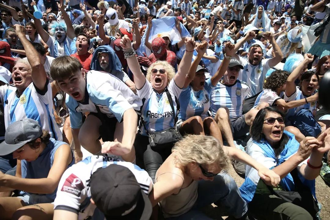 阿根廷86年夺冠后庆祝场面,86年阿根廷举国庆祝夺冠视频