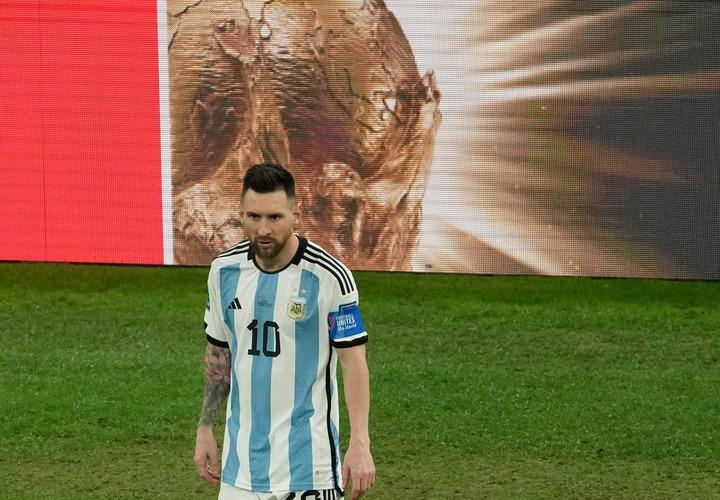 阿根廷冠军梅西拥抱姆巴佩,阿根廷夺冠亲吻场面