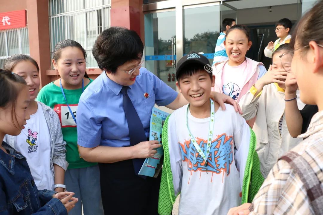 走进法治社会,走在法治的路上