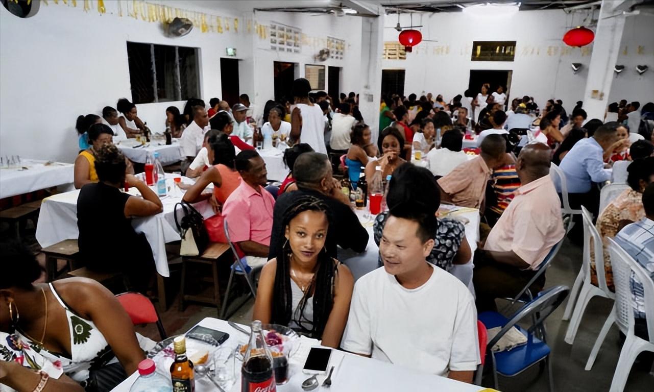 6年前，湖南农村小伙娶非洲美女，定居非洲月入10万，现状如何？