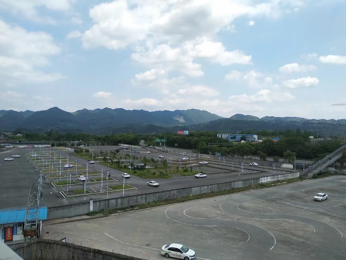 学车打不还手骂不还口,考驾照是考试费自己交吗