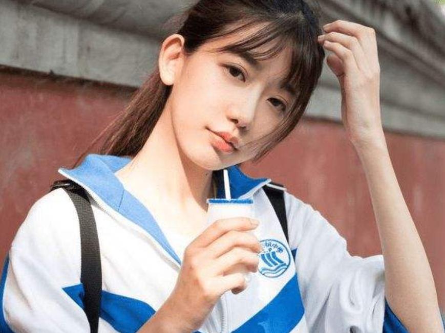 校园女生能让男生心动的行为,大学操场上女生向男生表白