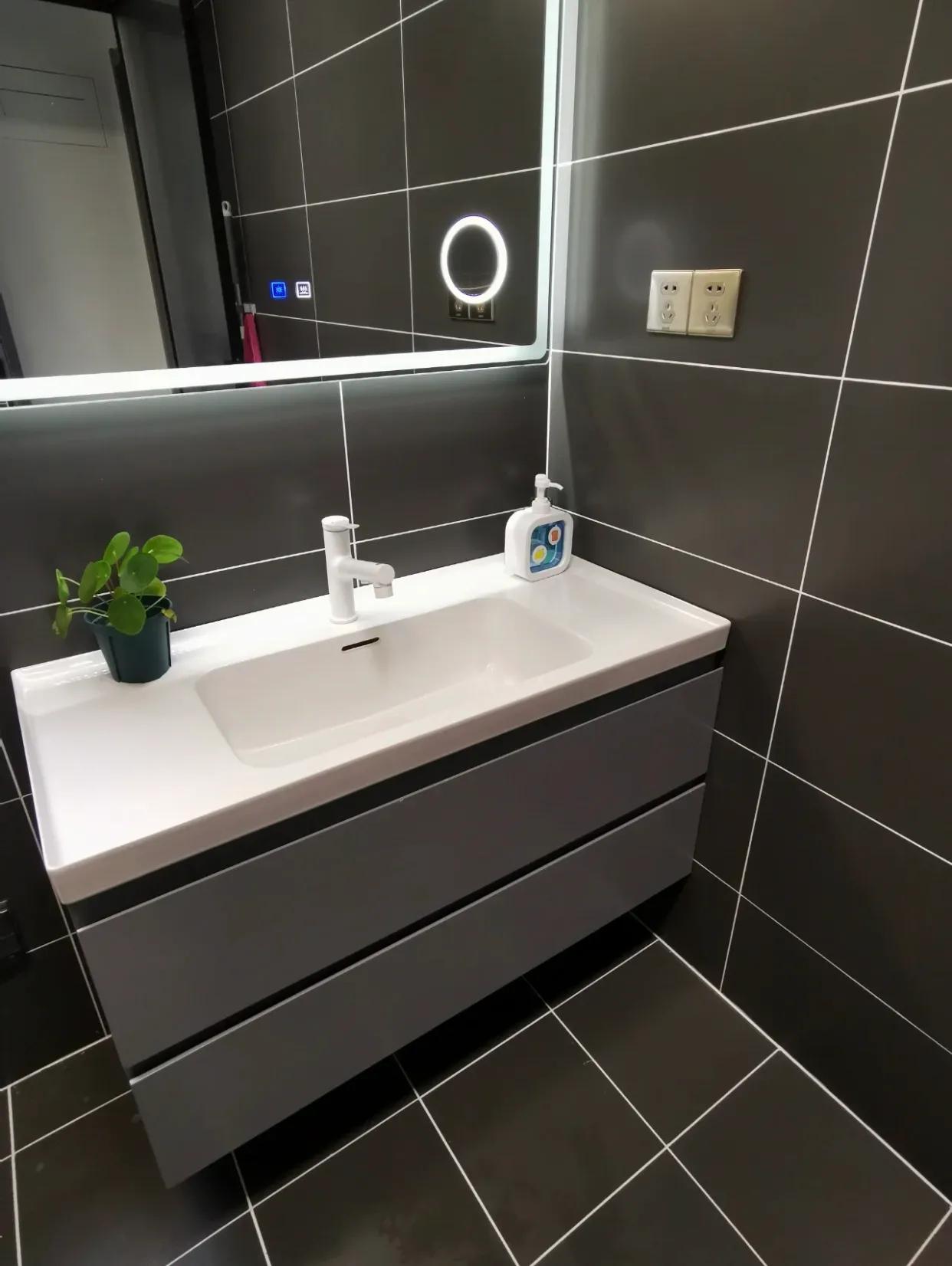 浴室柜一体盆选陶瓷好还是岩板好,浴室柜是用一体陶瓷盆还是大理石