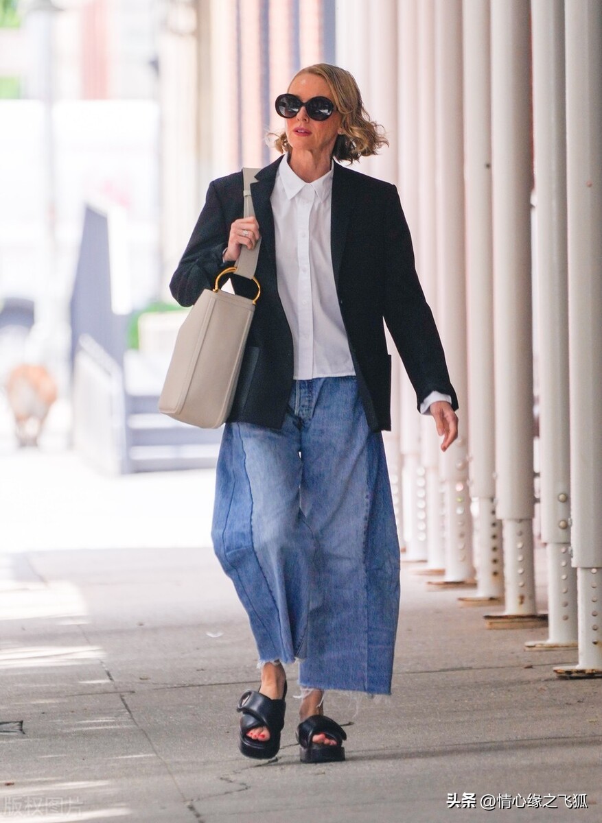 娜奥米沃茨穿牛仔裤,娜奥米沃茨穿普拉达