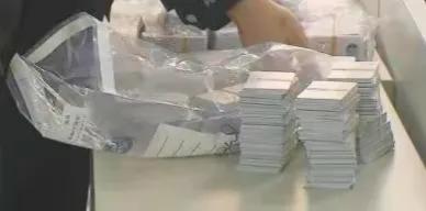 银行柜台男子掏出1300张身份证,男子在银行柜台掏出1300张身份证